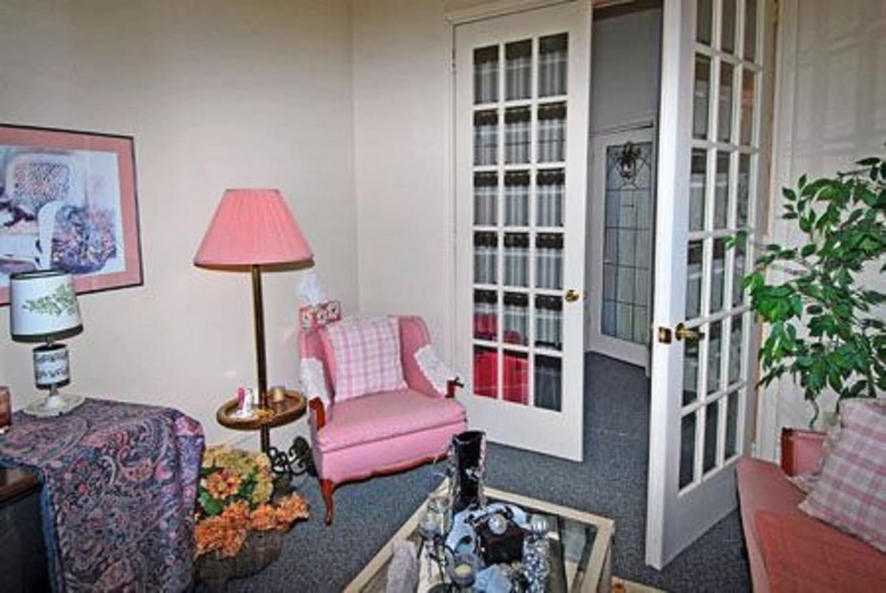 Sommerville Court Motel Bed & Breakfast Lucknow Buitenkant foto