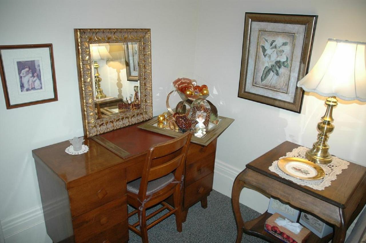 Sommerville Court Motel Bed & Breakfast Lucknow Buitenkant foto